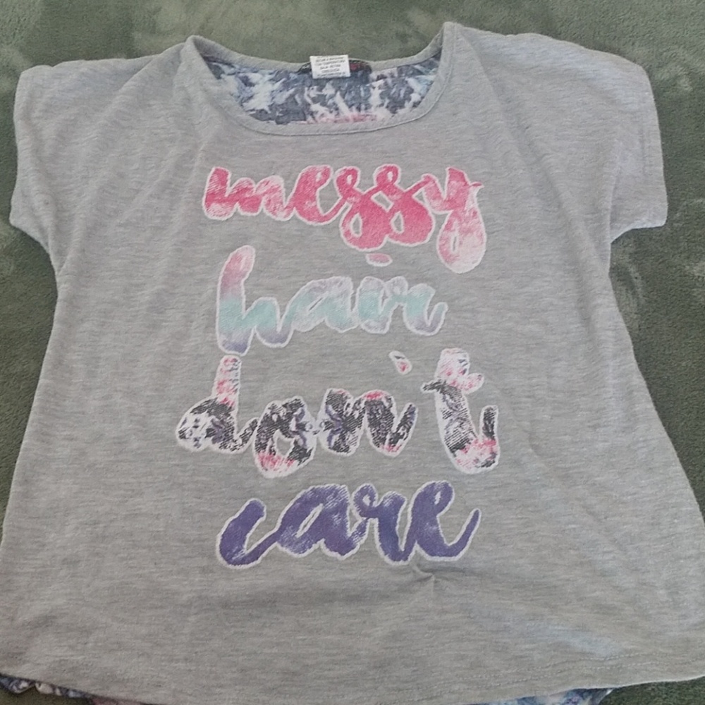 A tee shirt